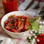 Холостяцкий салат с сухариками, фасолью и колбасой