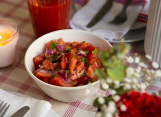 Холостяцкий салат с сухариками, фасолью и колбасой