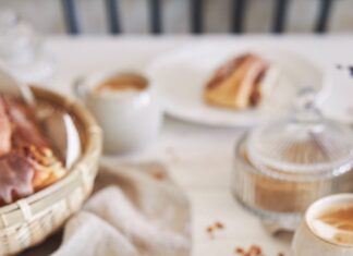 Слойки из дрожжевого теста с сахаром в духовке