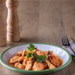 Тушеная свинина с томатной подливкой на сковороде