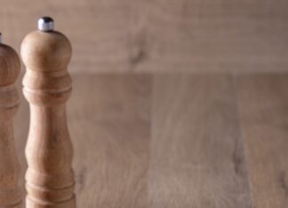 Тушеная свинина с томатной подливкой на сковороде