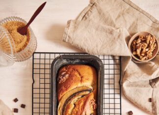 Пышная шарлотка с бананами в духовке: простой рецепт