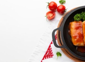 Тушение курицы с луком и морковью в кастрюле