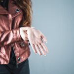 Чешется правая рука у девушки в пятницу: народные приметы