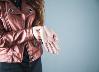 Чешется правая рука у девушки в пятницу: народные приметы