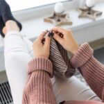 Вяжем женскую манишку спицами: простое описание для начинающих