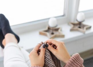 Вяжем женскую манишку спицами: простое описание для начинающих