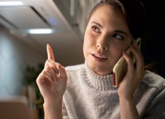 Почему мы слышим свой голос при разговоре по телефону