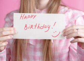 Как оригинально подписать открытку подруге на день рождения