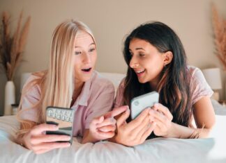 Заголовок: «Мило записать лучшую подругу в телефоне»