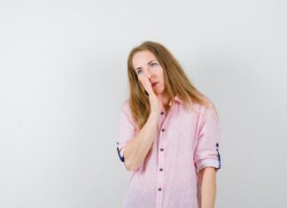 Чешется небо во рту у девушки: народные приметы