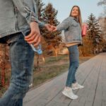 Сон об ходьбе с девушкой за руку: толкование