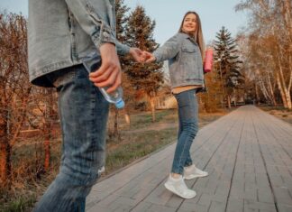 Сон об ходьбе с девушкой за руку: толкование