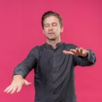 Указательный палец правой руки чешется: примета для мужчин