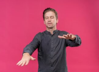 Указательный палец правой руки чешется: примета для мужчин