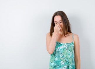 К чему чешется нос у девушки в воскресенье