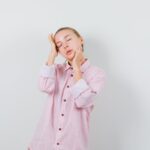 К чему чешется правое ухо в пятницу утром