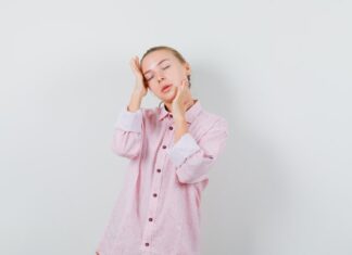 К чему чешется правое ухо в пятницу утром