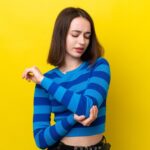 Чешется левый локоть у женщины во вторник: народные приметы