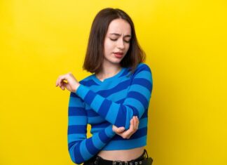 Чешется левый локоть у женщины во вторник: народные приметы