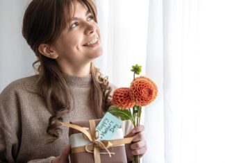 Поздравление с 60-летием женщине: искренние слова от сердца