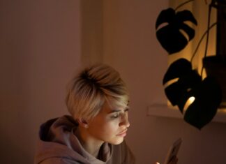 Смс для любимого на расстоянии: приятные слова на ночь