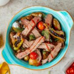 Куриная печень с солеными огурцами на сковороде