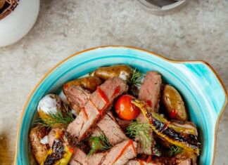 Куриная печень с солеными огурцами на сковороде