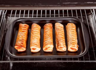 Сосиски в слоеном бездрожжевом тесте в духовке