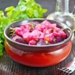 Классический винегрет с огурцом и капустой