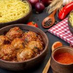 Тефтели с рисом и фаршем на сковороде