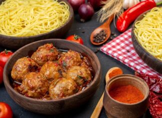 Тефтели с рисом и фаршем на сковороде