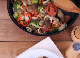 Салат с мясом, грибами и солёными огурцами