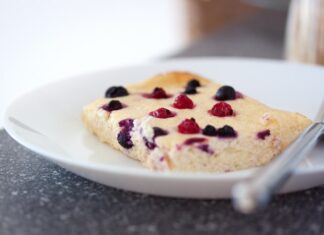 Пышная творожная запеканка с изюмом в духовке