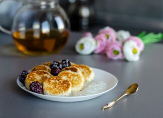 Пышные оладьи на кефире с содой