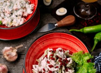 Салат «Красное море» с кальмарами и помидорами