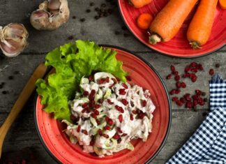 Салат с говядиной, грибами и солеными огурцами