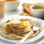 Толстые блины на воде с яйцами