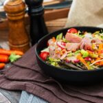 Салат из копченой грудки с черносливом