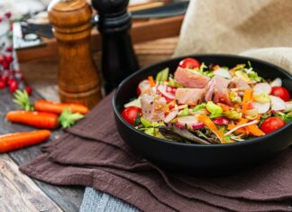 Салат из копченой грудки с черносливом