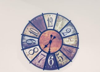 Ангельская нумерология: значение числа 5:50 на часах