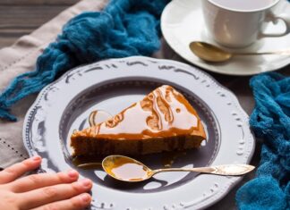 Торт на сметане и сгущенке: рецепт