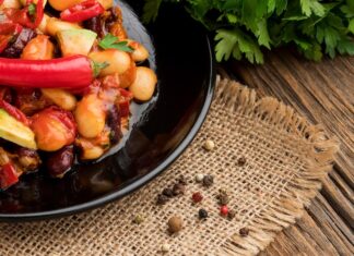 Жареные сердечки с луком на сковороде