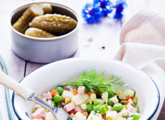 Салат из курицы с зеленым горошком