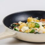 Цветная капуста с омлетом на сковороде