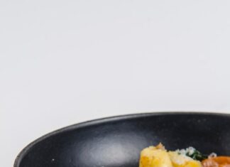 Цветная капуста с омлетом на сковороде