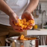 Пожарьте сыр в кляре на сковороде