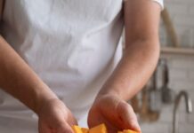 Пожарьте сыр в кляре на сковороде