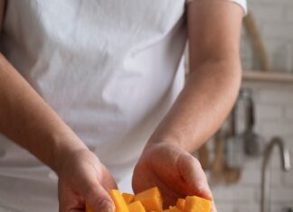 Пожарьте сыр в кляре на сковороде