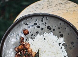 Рецепт риса с тушенкой на сковороде